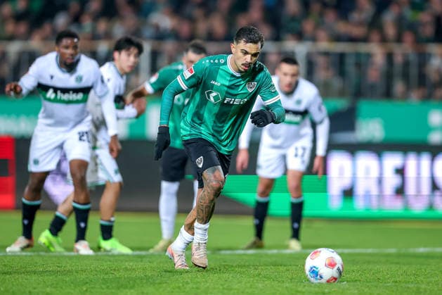 05.12.2025, Fußball, Preußen Münster - Hannover 96, 2. Fußball Bundesliga, Preußenstadion, Saison 2025 2026: Oliver Batista Meier (Preussen Muenster 17) trifft zum Anschlusstreffer 1:2 Elfmeter Torjubel nach dem Tor zum 1:2 durch Torschütze Oliver Batista Meier (Preussen Muenster 17) Elfmeter DFB regulations prohibit any use of photographs as image sequences and or quasi-video. Nordrhein-Westfalen Deutschland