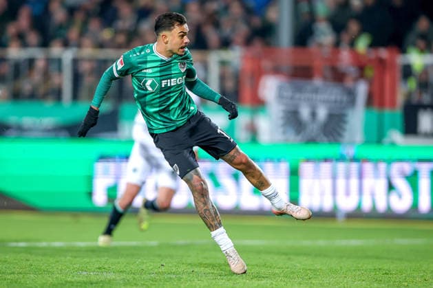 05.12.2025, Fußball, Preußen Münster - Hannover 96, 2. Fußball Bundesliga, Preußenstadion, Saison 2025 2026: Oliver Batista Meier (Preussen Muenster 17) trifft zum Anschlusstreffer 1:2 Elfmeter Torjubel nach dem Tor zum 1:2 durch Torschütze Oliver Batista Meier (Preussen Muenster 17) Elfmeter DFB regulations prohibit any use of photographs as image sequences and or quasi-video. Nordrhein-Westfalen Deutschland
