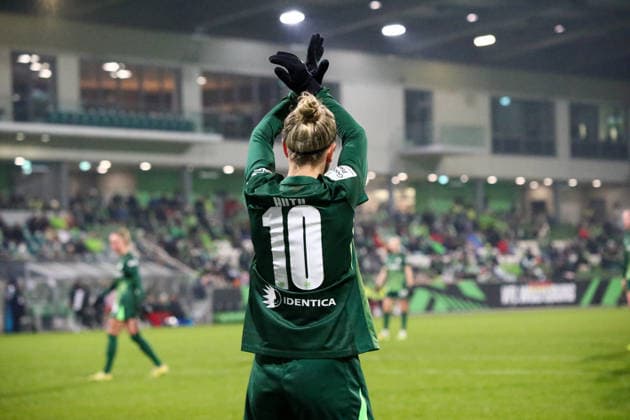 Deutschland: Frauen-Bundesliga 2025 26, 12. Spieltag - VfL Wolfsburg VS SC Freiburg - AOK Stadion (Wolfsburg): Svenja Huth (VfL Wolfsburg Frauen, 10) Copyright: xAymanxAlahmedx