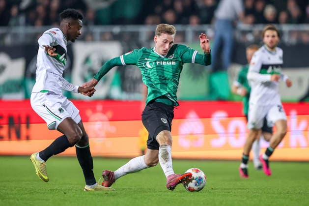 05.12.2025, Fußball, Preußen Münster - Hannover 96, 2. Fußball Bundesliga, Preußenstadion, Saison 2025 2026: Joshua Mees (Preussen Muenster 08) im Zweikampf gegen Mustapha Bundu (Hannover96 07) DFB regulations prohibit any use of photographs as image sequences and or quasi-video. Nordrhein-Westfalen Deutschland
