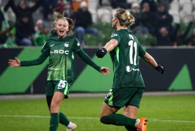 Deutschland: Frauen-Bundesliga 2025 26, 12. Spieltag - VfL Wolfsburg VS SC Freiburg - AOK Stadion (Wolfsburg): Torjubel Alexandra Popp (VfL Wolfsburg Frauen, 11) Vivien Endemann (VfL Wolfsburg Frauen, 25) Copyright: xAymanxAlahmedx