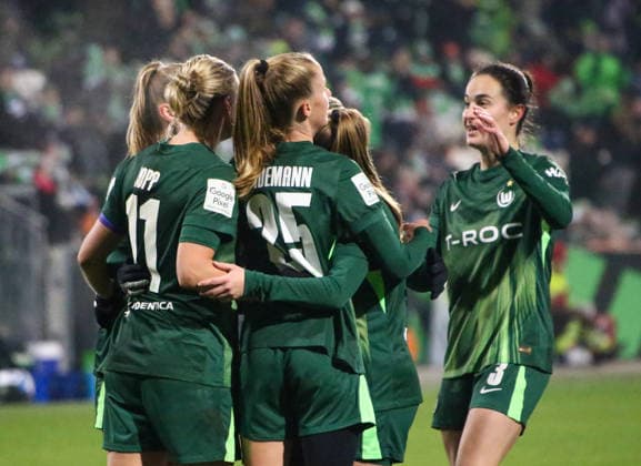 Deutschland: Frauen-Bundesliga 2025 26, 12. Spieltag - VfL Wolfsburg VS SC Freiburg - AOK Stadion (Wolfsburg): Torjubel Alexandra Popp (VfL Wolfsburg Frauen, 11) Vivien Endemann (VfL Wolfsburg Frauen, 25)Caitlin Dijkstra (VfL Wolfsburg Frauen, 3) Copyright: xAymanxAlahmedx
