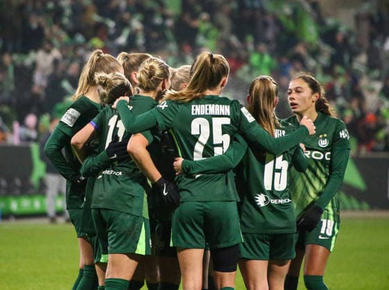 Deutschland: Frauen-Bundesliga 2025 26, 12. Spieltag - VfL Wolfsburg VS SC Freiburg - AOK Stadion (Wolfsburg): Torjubel Alexandra Popp (VfL Wolfsburg Frauen, 11) Vivien Endemann (VfL Wolfsburg Frauen, 25)Caitlin Dijkstra (VfL Wolfsburg Frauen, 3) Lena Lattwein (VfL Wolfsburg Frauen, 8) Justine Kielland (VfL Wolfsburg Frauen, 18) Copyright: xAymanxAlahmedx