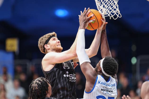 Zweikampf unterm Korb Lukas Max Milner (Tigers Tuebingen, 17) gegen David Opowu Ejah (PS Karlsruhe LIONS, 25), PS Karlsruhe LIONS vs Tigers Tuebingen, Basketball ProA 2. Bundesliga, 11. Spieltag, Saison 2025 2026, 05.12.2025, PS Karlsruhe LIONS vs Tigers Tuebingen, Basketball ProA 2. Bundesliga, 11. Spieltag, Saison 2025 2026, 05.12.2025 Karlsruhe Copyright: xEibner-Pressefoto JanxPrihodax EP_JPA