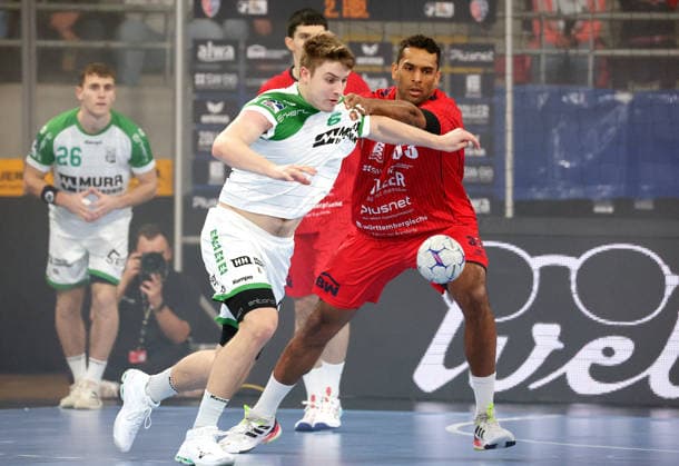 05.12.2025, Deutschland, Bietigheim, Handball 2. Bundesliga, SG BBM Bietigheim vs. HC Oppenweiler Backnang, v.l. Timm Buck (HCO), Djibril M Bengue (BBM)