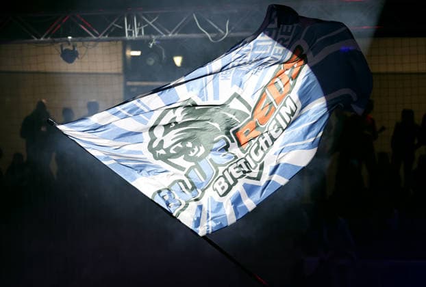 05.12.2025, Deutschland, Bietigheim, Handball 2. Bundesliga, SG BBM Bietigheim vs. HC Oppenweiler Backnang, Fahne, Flagge Blue Reds Bietigheim