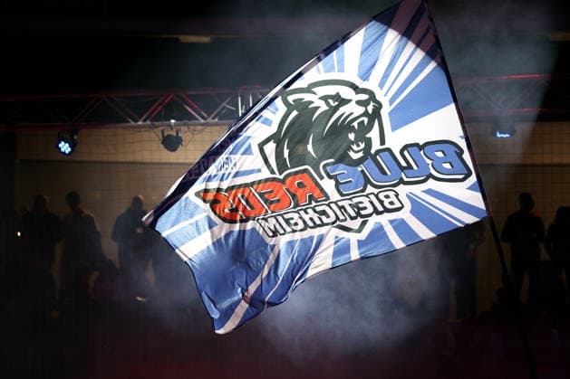 05.12.2025, Deutschland, Bietigheim, Handball 2. Bundesliga, SG BBM Bietigheim vs. HC Oppenweiler Backnang, Fahne, Flagge Blue Reds Bietigheim