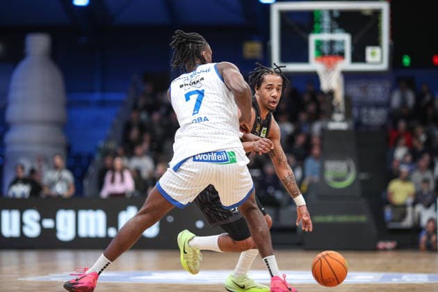 JaCobi Allen Wood (Tigers Tuebingen, 24) im Zweikampf mit Wesley Chima Oba (PS Karlsruhe LIONS, 07), PS Karlsruhe LIONS vs Tigers Tuebingen, Basketball ProA 2. Bundesliga, 11. Spieltag, Saison 2025 2026, 05.12.2025, PS Karlsruhe LIONS vs Tigers Tuebingen, Basketball ProA 2. Bundesliga, 11. Spieltag, Saison 2025 2026, 05.12.2025 Karlsruhe Copyright: xEibner-Pressefoto JanxPrihodax EP_JPA