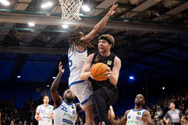 PS Karlsruhe Lions - Tigers Tuebingen, Herren, 2. Bundesliga, Barmer 2. Basketball Bundesliga, pro A, 11. Spieltag, Spielzeit 2025 2026, 05.12.2025 Lukas Milner (Tigers Tuebingen, 17) beim Korbabschluss gegen Tyrese Williams (PS Karlsruhe Lions, 05)
