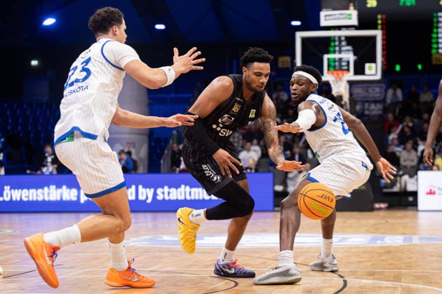 PS Karlsruhe Lions - Tigers Tuebingen, Herren, 2. Bundesliga, Barmer 2. Basketball Bundesliga, pro A, 11. Spieltag, Spielzeit 2025 2026, 05.12.2025 Bernard Pelote (Tigers Tuebingen, 01) mit dem Ball gegen Maurice Marko Pluskota (PS Karlsruhe Lions, 23)