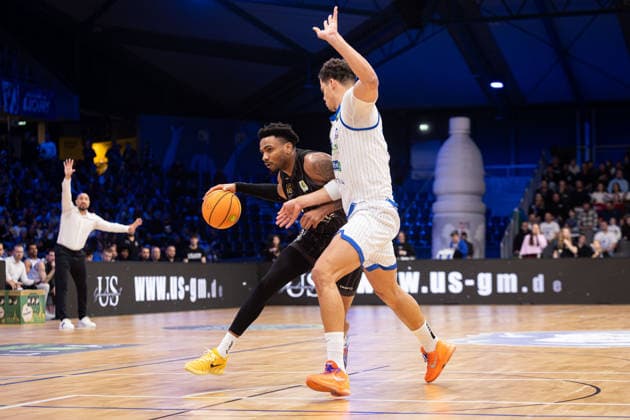 PS Karlsruhe Lions - Tigers Tuebingen, Herren, 2. Bundesliga, Barmer 2. Basketball Bundesliga, pro A, 11. Spieltag, Spielzeit 2025 2026, 05.12.2025 Bernard Pelote (Tigers Tuebingen, 01) gegen Maurice Marko Pluskota (PS Karlsruhe Lions, 23)