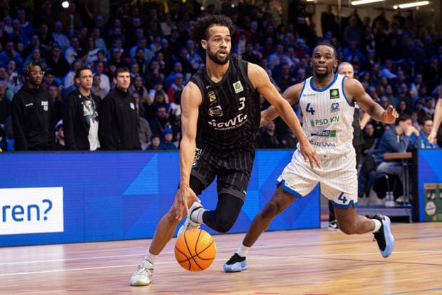 PS Karlsruhe Lions - Tigers Tuebingen, Herren, 2. Bundesliga, Barmer 2. Basketball Bundesliga, pro A, 11. Spieltag, Spielzeit 2025 2026, 05.12.2025 Miles Tention (Tigers Tuebingen, 03) auf dem Weg zum Korb gegen Isaiah Rayshaud Hart (PS Karlsruhe Lions, 04)