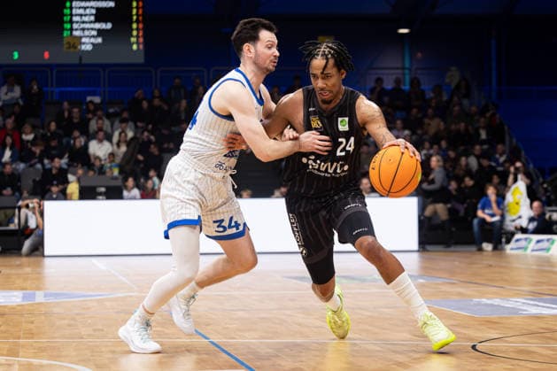 PS Karlsruhe Lions - Tigers Tuebingen, Herren, 2. Bundesliga, Barmer 2. Basketball Bundesliga, pro A, 11. Spieltag, Spielzeit 2025 2026, 05.12.2025 Jacobi Wood (Tigers Tuebingen, 24) gegen den ehemaligen Tuebinger David Allan Cohn (PS Karlsruhe Lions, 34)
