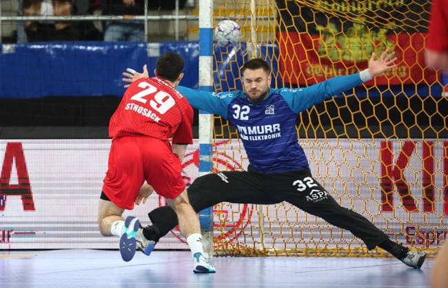 05.12.2025, Deutschland, Bietigheim, Handball 2. Bundesliga, SG BBM Bietigheim vs. HC Oppenweiler Backnang, v.l. Moritz Strosack (BBM), Janis Boieck (HCO)