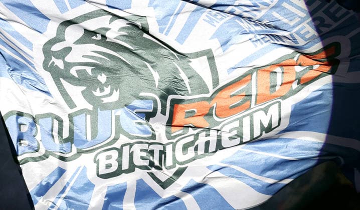 05.12.2025, Deutschland, Bietigheim, Handball 2. Bundesliga, SG BBM Bietigheim vs. HC Oppenweiler Backnang, Fahne, Flagge Blue Reds Bietigheim