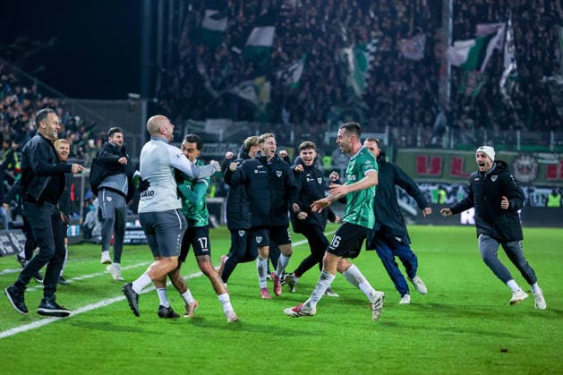 05.12.2025, Fußball, Preußen Münster - Hannover 96, 2. Fußball Bundesliga, Preußenstadion, Saison 2025 2026: Torjubel nach dem Tor zum 2:2 Ausgleich durch Torschütze xm07 in der Nachspielzeit DFB regulations prohibit any use of photographs as image sequences and or quasi-video. Nordrhein-Westfalen Deutschland