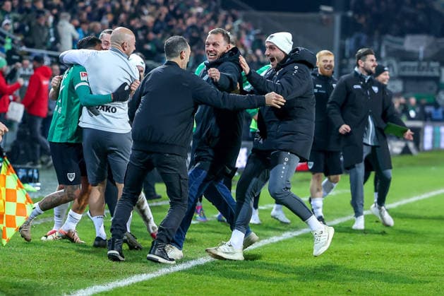 05.12.2025, Fußball, Preußen Münster - Hannover 96, 2. Fußball Bundesliga, Preußenstadion, Saison 2025 2026: Torjubel nach dem Tor zum 2:2 Ausgleich durch Torschütze xm07 in der Nachspielzeit - Cheftrainer Alexander Ende (Preussen Muenster hc) jubelnd an der Seitenlinie DFB regulations prohibit any use of photographs as image sequences and or quasi-video. Nordrhein-Westfalen Deutschland