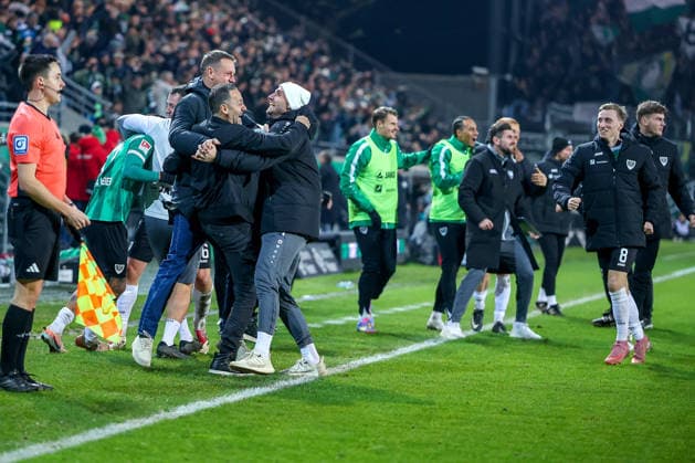 05.12.2025, Fußball, Preußen Münster - Hannover 96, 2. Fußball Bundesliga, Preußenstadion, Saison 2025 2026: Torjubel nach dem Tor zum 2:2 Ausgleich durch Torschütze xm07 in der Nachspielzeit - Cheftrainer Alexander Ende (Preussen Muenster hc) jubelnd an der Seitenlinie DFB regulations prohibit any use of photographs as image sequences and or quasi-video. Nordrhein-Westfalen Deutschland