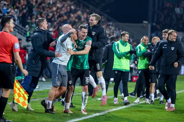 05.12.2025, Fußball, Preußen Münster - Hannover 96, 2. Fußball Bundesliga, Preußenstadion, Saison 2025 2026: Torjubel nach dem Tor zum 2:2 Ausgleich durch Torschütze xm07 in der Nachspielzeit - Torge Paetow (Preussen Muenster 16) Joshua Mees (Preussen Muenster 08) Oliver Batista Meier (Preussen Muenster 17) jubelnd an der Seitenlinie DFB regulations prohibit any use of photographs as image sequences and or quasi-video. Nordrhein-Westfalen Deutschland