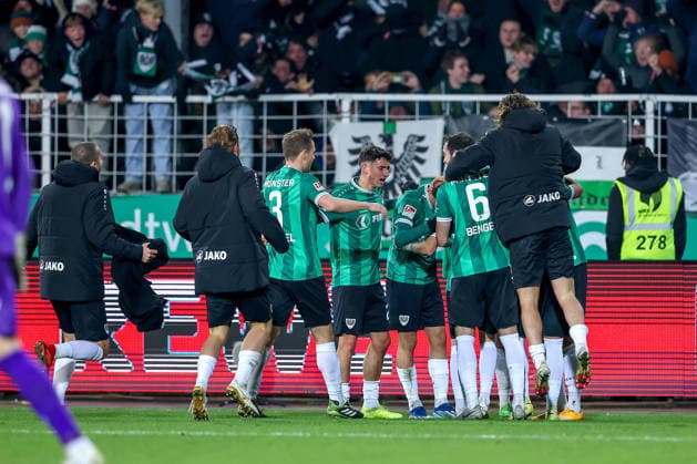05.12.2025, Fußball, Preußen Münster - Hannover 96, 2. Fußball Bundesliga, Preußenstadion, Saison 2025 2026: Torjubel nach dem Tor zum 2:2 Ausgleich durch Torschütze xm07 in der Nachspielzeit DFB regulations prohibit any use of photographs as image sequences and or quasi-video. Nordrhein-Westfalen Deutschland