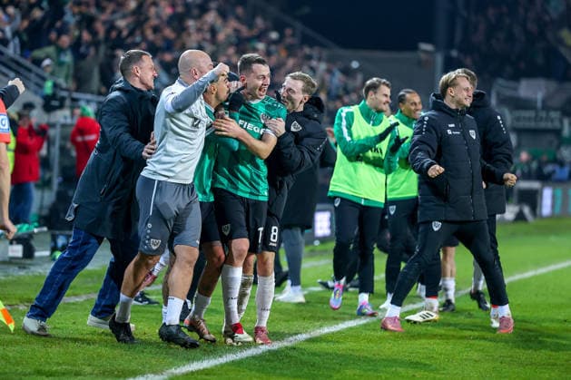 05.12.2025, Fußball, Preußen Münster - Hannover 96, 2. Fußball Bundesliga, Preußenstadion, Saison 2025 2026: Torjubel nach dem Tor zum 2:2 Ausgleich durch Torschütze xm07 in der Nachspielzeit - Torge Paetow (Preussen Muenster 16) Joshua Mees (Preussen Muenster 08) Oliver Batista Meier (Preussen Muenster 17) jubelnd an der Seitenlinie DFB regulations prohibit any use of photographs as image sequences and or quasi-video. Nordrhein-Westfalen Deutschland