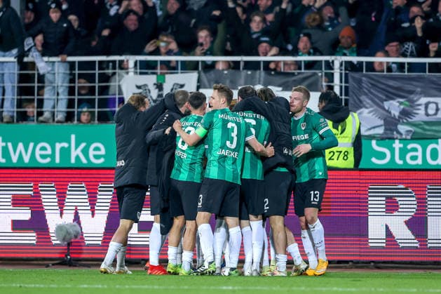 05.12.2025, Fußball, Preußen Münster - Hannover 96, 2. Fußball Bundesliga, Preußenstadion, Saison 2025 2026: Torjubel nach dem Tor zum 2:2 Ausgleich durch Torschütze xm07 in der Nachspielzeit DFB regulations prohibit any use of photographs as image sequences and or quasi-video. Nordrhein-Westfalen Deutschland