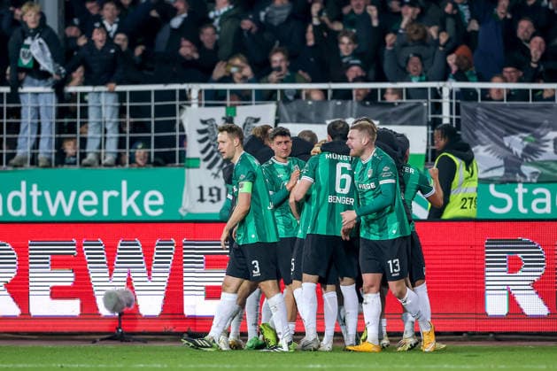 05.12.2025, Fußball, Preußen Münster - Hannover 96, 2. Fußball Bundesliga, Preußenstadion, Saison 2025 2026: Torjubel nach dem Tor zum 2:2 Ausgleich durch Torschütze xm07 in der Nachspielzeit DFB regulations prohibit any use of photographs as image sequences and or quasi-video. Nordrhein-Westfalen Deutschland