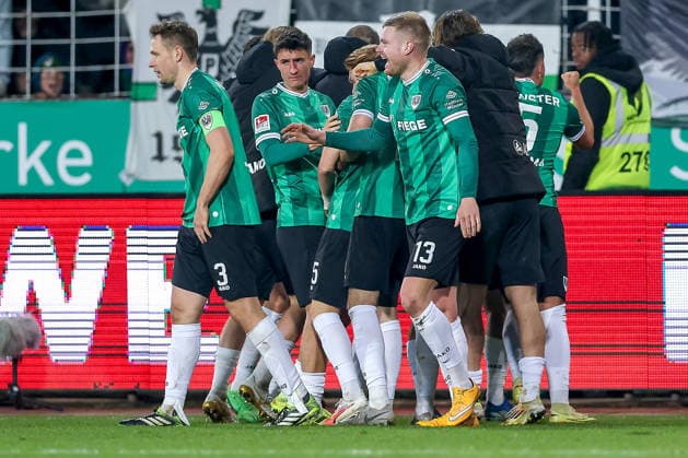 05.12.2025, Fußball, Preußen Münster - Hannover 96, 2. Fußball Bundesliga, Preußenstadion, Saison 2025 2026: Torjubel nach dem Tor zum 2:2 Ausgleich durch Torschütze xm07 in der Nachspielzeit DFB regulations prohibit any use of photographs as image sequences and or quasi-video. Nordrhein-Westfalen Deutschland