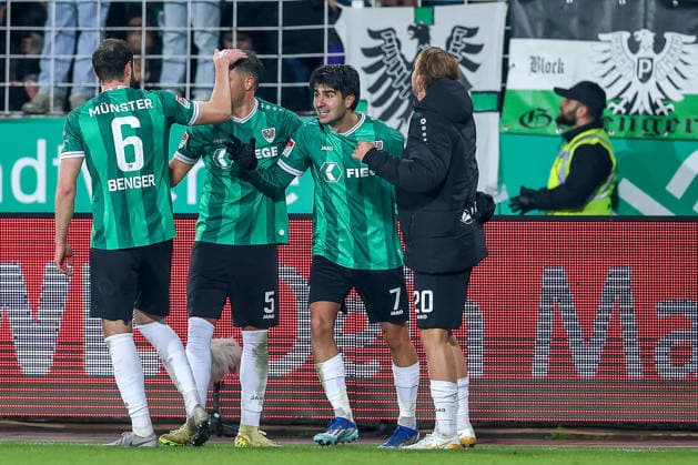 05.12.2025, Fußball, Preußen Münster - Hannover 96, 2. Fußball Bundesliga, Preußenstadion, Saison 2025 2026: Torjubel nach dem Tor zum 2:2 Ausgleich durch Torschütze xm07 in der Nachspielzeit DFB regulations prohibit any use of photographs as image sequences and or quasi-video. Nordrhein-Westfalen Deutschland