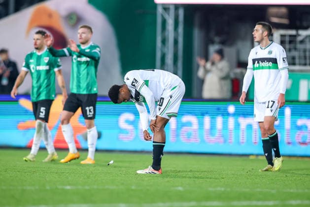 05.12.2025, Fußball, Preußen Münster - Hannover 96, 2. Fußball Bundesliga, Preußenstadion, Saison 2025 2026: Enttäuschte Gesichter nach dem Unentschieden bei Hannover96 - Ime Okon (Hannover96 20) und Bastian Allgeier (Hannover96 17) DFB regulations prohibit any use of photographs as image sequences and or quasi-video. Nordrhein-Westfalen Deutschland