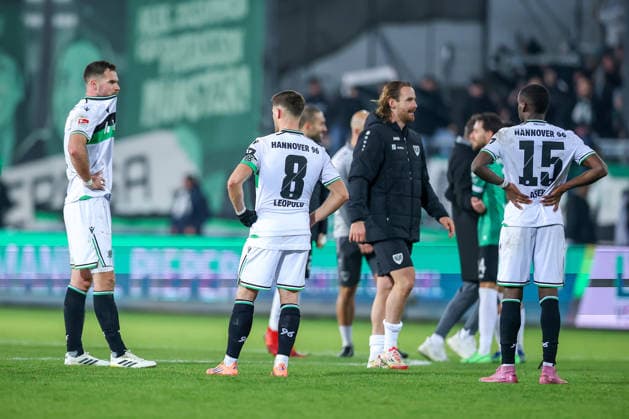 05.12.2025, Fußball, Preußen Münster - Hannover 96, 2. Fußball Bundesliga, Preußenstadion, Saison 2025 2026: Enttäuschte Gesichter nach dem Unentschieden bei Hannover96 - Boris Tomiak (Hannover96 03) Enzo Leopold (Hannover96 08) Noel Aseko (Hannover96 15) DFB regulations prohibit any use of photographs as image sequences and or quasi-video. Nordrhein-Westfalen Deutschland