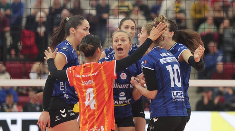 Stuttgart , Volleyball Bundesliga Allianz MTV Stuttgart vs. VfB Suhl , Jubel Stuttgart , mitte: Antonia Stautz