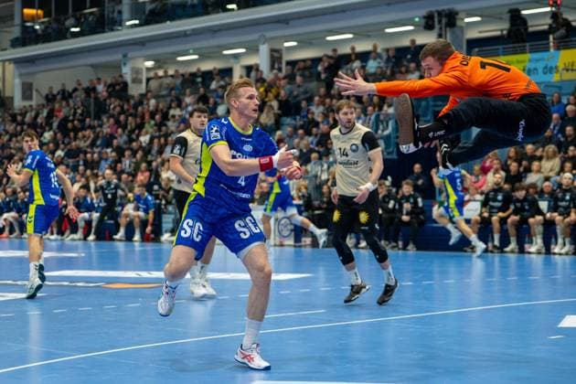 Ellidi Snaer Vidarsson, Kreislaeufer, (VfL Gummersbach 4), Lukas Diedrich, Torwart (Bergischer Handball-Club 06 16), VfL Gummersbach vs. Bergischer HC , Daikin Handball Bundesliga, Herren , 15. Spieltag, 05.12.2025 Gummersbach NRW Deutschland