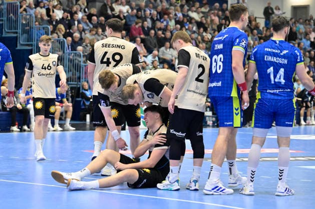 GER, 1.Daikin HBL , BHC06, VFL Gummersbach vs. BHC06 5.12. 2025, Gummersbach, Schwalbe Arena, GER, 1.Daikin HBL25 26, 14.Spieltag VFL Gummersbach vs. BHC06 1.Liqui Moly HBL regulations prohibit any use of photographs as image sequences and or quasi-video im Bild Sören Steinhaus ( Bergischer HC 53 ) Trainer Pavel Prokoec ( Eintracht Hagen ) ein schmerzverzehrtes Gesicht .