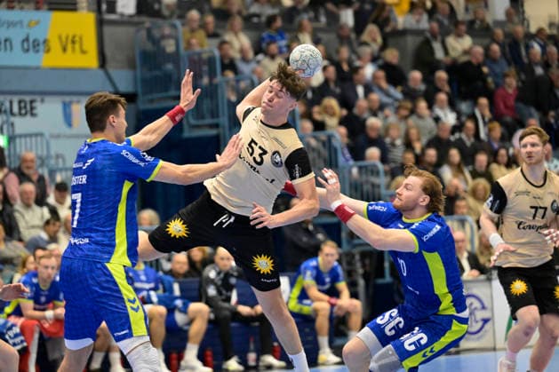 GER, 1.Daikin HBL , BHC06, VFL Gummersbach vs. BHC06 5.12. 2025, Gummersbach, Schwalbe Arena, GER, 1.Daikin HBL25 26, 14.Spieltag VFL Gummersbach vs. BHC06 1.Liqui Moly HBL regulations prohibit any use of photographs as image sequences and or quasi-video im Bild Sören Steinhaus ( Bergischer HC 53 ) gegen Julian Köster ( VFL Gummersbach 7 ).