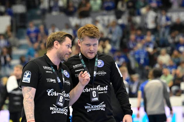 GER, 1.Daikin HBL , BHC06, VFL Gummersbach vs. BHC06 5.12. 2025, Gummersbach, Schwalbe Arena, GER, 1.Daikin HBL25 26, 14.Spieltag VFL Gummersbach vs. BHC06 1.Liqui Moly HBL regulations prohibit any use of photographs as image sequences and or quasi-video im Bild Trainer Arnor Thor Gunnarsson ( Bergischer HC ) und Trainer Markus Puetz ( BHC ).