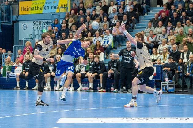 Miro Schluroff, Rueckraum, (VfL Gummersbach 15), Lukas Diedrich, Torwart (Bergischer Handball-Club 06 16), VfL Gummersbach vs. Bergischer HC , Daikin Handball Bundesliga, Herren , 15. Spieltag, 05.12.2025 Gummersbach NRW Deutschland