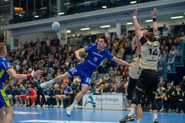Miro Schluroff, Rueckraum, (VfL Gummersbach 15), Gerdas Babarskas, Rueckraum (Bergischer Handball-Club 06 14), VfL Gummersbach vs. Bergischer HC , Daikin Handball Bundesliga, Herren , 15. Spieltag, 05.12.2025 Gummersbach NRW Deutschland