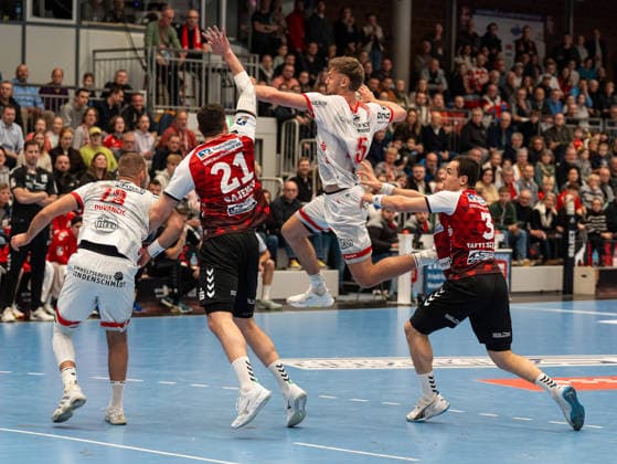 Julius Meyer-Siebert (TuS Ferndorf, 05) beim Torwurf gegen Mika Sajenev (HSG Nordhorn Lingen, 21) und Christian Wilhelm (HSG Nordhorn Lingen, 03) HSG Nordhorn Lingen vs. TuS Ferndorf, Handball, 2. Bundesliga, 14. Spieltag, Saison 2025 2026, 05.12.2025 HSG Nordhorn Lingen vs. TuS Ferndorf, Handball, 2. Bundesliga, 14. Spieltag, Saison 2025 2026, 05.12.2025 Nordhorn Copyright: xEibner-Pressefoto DamianxKruczynx EP_DKI