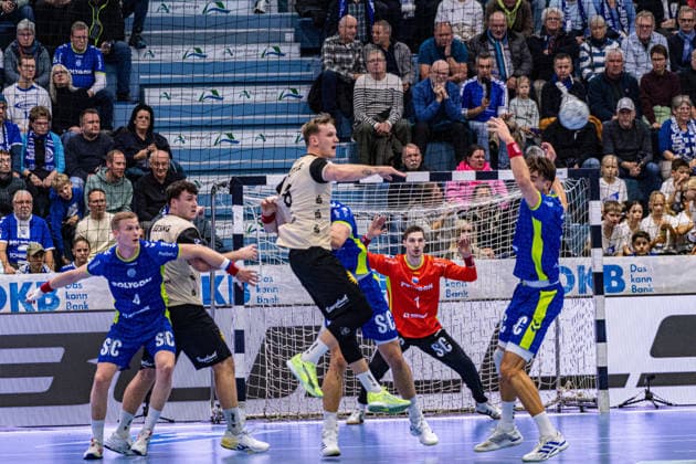 Daikin Handball Bundesliga, VfL Gummersbach - Bergischer Handballclub 06 05.12.2025 Ellidi Vidarsson (VfL Gummersbach, 4), Dominik Kuzmanovi? (VfL Gummersbach, 1), Julian Köster (VfL Gummersbach, 7), ; Daikin Handball Bundesliga, VfL Gummersbach - Bergischer Handballclub 06 05.12.2025 Copyright: xBEAUTIFULxSPORTS Erlhofx