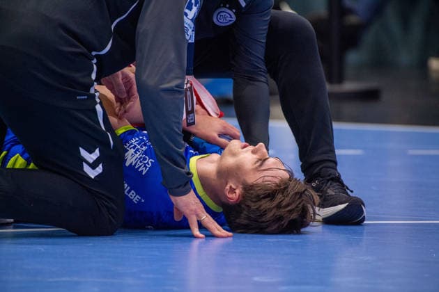 Daikin Handball Bundesliga, VfL Gummersbach - Bergischer Handballclub 06 05.12.2025 Miro Schluroff (VfL Gummersbach, 15), liegt verletzt am Boden; Daikin Handball Bundesliga, VfL Gummersbach - Bergischer Handballclub 06 05.12.2025 Copyright: xBEAUTIFULxSPORTS Erlhofx