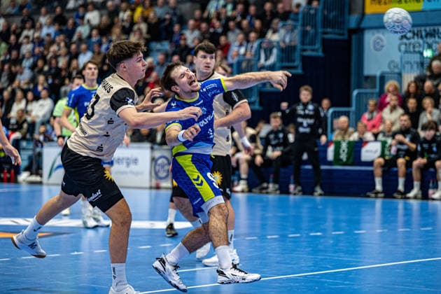 Daikin Handball Bundesliga, VfL Gummersbach - Bergischer Handballclub 06 05.12.2025 Soeren Steinhaus, (Bergischer Handball-Club 06 53), João Gomes (VfL Gummersbach, 3), ; Daikin Handball Bundesliga, VfL Gummersbach - Bergischer Handballclub 06 05.12.2025 Copyright: xBEAUTIFULxSPORTS Erlhofx