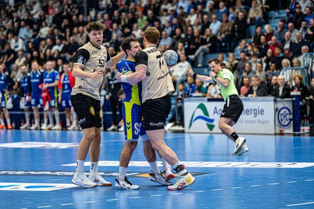 Daikin Handball Bundesliga, VfL Gummersbach - Bergischer Handballclub 06 05.12.2025 Soeren Steinhaus, (Bergischer Handball-Club 06 53), João Gomes (VfL Gummersbach, 3), Johannes Wasielewski, (Bergischer Handball-Club 06 77), ; Daikin Handball Bundesliga, VfL Gummersbach - Bergischer Handballclub 06 05.12.2025 Copyright: xBEAUTIFULxSPORTS Erlhofx