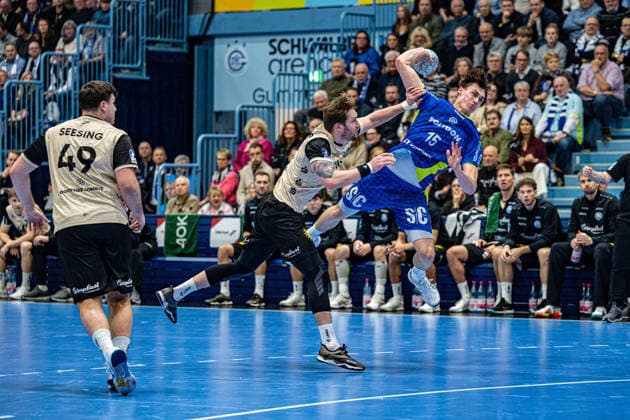 Daikin Handball Bundesliga, VfL Gummersbach - Bergischer Handballclub 06 05.12.2025 Aron Seesing, (Bergischer Handball-Club 06 49), Miro Schluroff (VfL Gummersbach, 15), ; Daikin Handball Bundesliga, VfL Gummersbach - Bergischer Handballclub 06 05.12.2025 Copyright: xBEAUTIFULxSPORTS Erlhofx