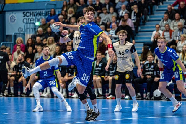 Daikin Handball Bundesliga, VfL Gummersbach - Bergischer Handballclub 06 05.12.2025 Julian Köster (VfL Gummersbach, 7), Julian Fuchs, (Bergischer Handball-Club 06 46), ; Daikin Handball Bundesliga, VfL Gummersbach - Bergischer Handballclub 06 05.12.2025 Copyright: xBEAUTIFULxSPORTS Erlhofx