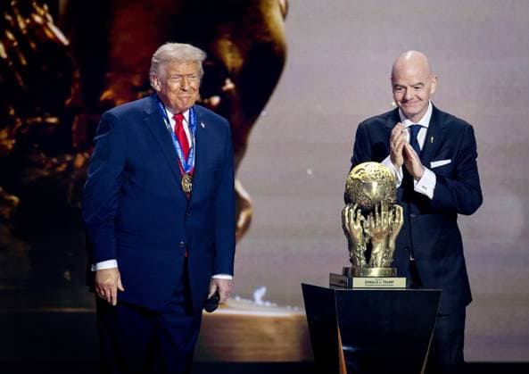 WASHINGTON - President Donald Trump receives the FIFA Peace Prize from FIFA President Gianni Infantino during the draw for the 2026 World Cup in the United States. ANP KOEN VAN WEEL xVIxANPxSportx xxANPxIVx 543995989 originalFilename: 543995989.jpg