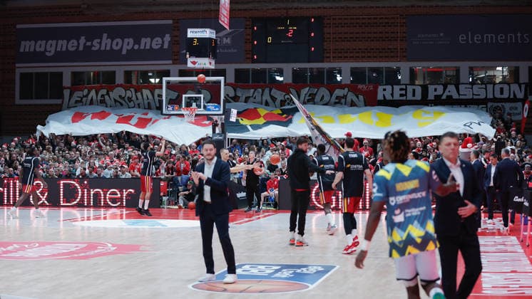 Im Bild: Choreographie der Wuerzburg-Baskets-Fans 05.12.2025, Basketball, Fitness First Wuerzburg Baskets vs. EWE Baskets Oldenburg, easyCredit BBL, 9. Spieltag, Deutschland, Wuerzburg, tectake-Arena, Copyright: HMBxMedia xJulienxBecker