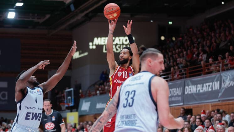 Im Bild: v.li. Brian Fobbs (EWE Baskets Oldenburg) gegen Davion Mintz (Wuerzburg Baskets, 10) 05.12.2025, Basketball, Fitness First Wuerzburg Baskets vs. EWE Baskets Oldenburg, easyCredit BBL, 9. Spieltag, Deutschland, Wuerzburg, tectake-Arena, Copyright: HMBxMedia xJulienxBecker