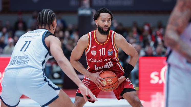 Im Bild: v.li. Nicholas Tischler (EWE Baskets Oldenburg) gegen Davion Mintz (Wuerzburg Baskets, 10) 05.12.2025, Basketball, Fitness First Wuerzburg Baskets vs. EWE Baskets Oldenburg, easyCredit BBL, 9. Spieltag, Deutschland, Wuerzburg, tectake-Arena, Copyright: HMBxMedia xJulienxBecker