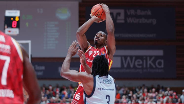 Im Bild: v.li. Johnathan Stove (Wuerzburg Baskets, 22) gegen Christopher Clemons (EWE Baskets Oldenburg) 05.12.2025, Basketball, Fitness First Wuerzburg Baskets vs. EWE Baskets Oldenburg, easyCredit BBL, 9. Spieltag, Deutschland, Wuerzburg, tectake-Arena, Copyright: HMBxMedia xJulienxBecker